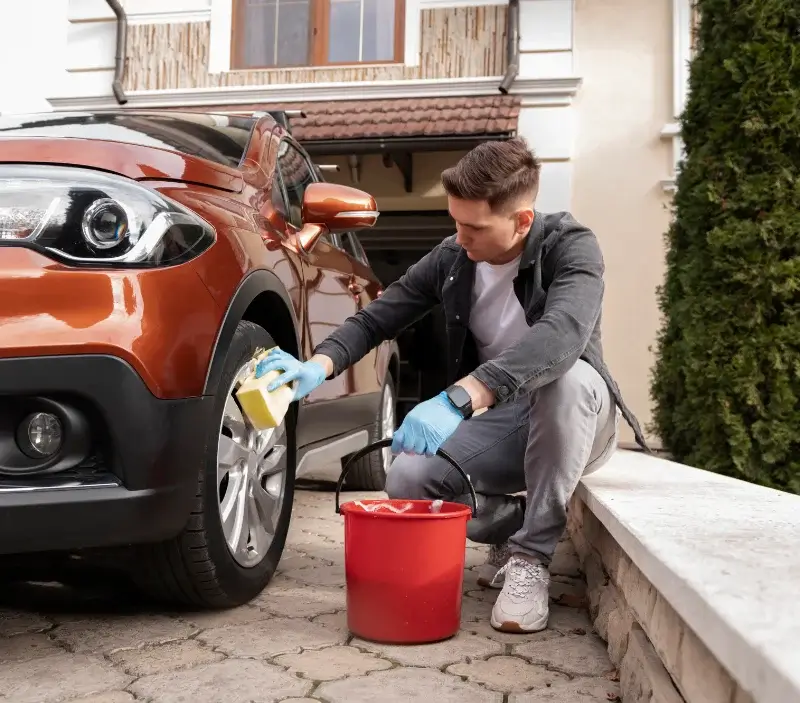 Lavage auto à domicile Saint-Jean-du-Bruel : professionnel intervenant sur un véhicule